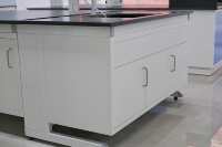 Banc de laboratoire tout acier avec plan de travail en résine époxy, table de laboratoire, mobilier de laboratoire scolaire, banc de travail de laboratoire à cadre en C avec roulettes
