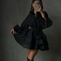 Robe trapèze noire personnalisée à col à revers orné de strass, manches longues et taille haute bouffante