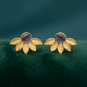 Rehaussez votre style avec les boucles d'oreilles à tige de forme unique en laiton plaqué or avec pierre précieuse Marvel en calcédoine grise - Product Image 2