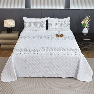 Parure de lit moderne minimaliste brodée en polyester 3 pièces, couvre-lit matelassé pour hôtel et gîte - Product Image 1