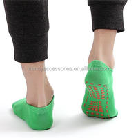 Chaussettes de parc pour trampoline d'hiver en tricot antidérapant Motif solide pour aire de jeux intérieure Grip pour adultes et enfants