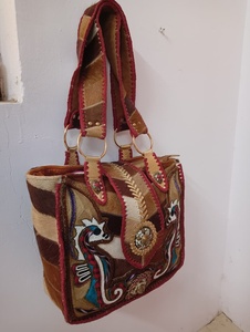 Bolso de Mano de Cuero Genuino para Mujer, Color Marrón, Hecho a Mano, con Forro de Algodón Suave, Cierre de Cremallera Resistente y Detalle de Pluma - Product Image 6