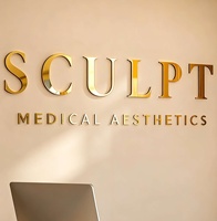 Panneau publicitaire extérieur 3D en acrylique résistant aux intempéries, matériau solide, découpe de précision, haute visibilité, logo de marque pour vitrine