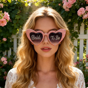 Lunettes de soleil de fête HLC ODM exquises en strass en forme de cœur avec inscription « Bride to Be » pour mariage et enterrement de vie de jeune fille, idéales pour les photos en extérieur - Product Image 1
