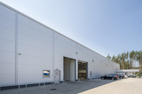 Entrepôt à structure métallique multi-portes à faible coût, avec volets roulants/sans porte, idéal pour les laveries automobiles, ateliers de réparation et garages.