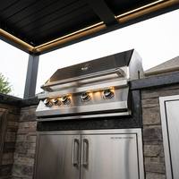 Pérgola Moderna Motorizada con Persianas Ajustables, Luces LED Integradas y Cocina Exterior para Comedor en Patio Trasero Residencial o Balcón