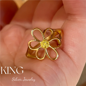 Anillo de Plata de Ley S925 con Pequeña Flor Dorada de King Silver Jewelry, Chapado en Oro, para Uso Diario, Moda Femenina - Product Image 1