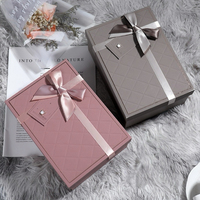 Boîte cadeau en carton rigide de luxe léger, emballage en papier texturé PU avec lamination mate recyclable, design ondulé personnalisé à la mode