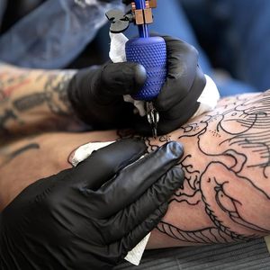 ถุงมือไนไตรล์แบบใช้แล้วทิ้ง หนา 6 มิล สีดำ ทนทาน ปลอดภัยสำหรับอาหาร ปราศจากแป้ง ปราศจากน้ำยาง กันน้ำ ถุงมือไนไตรล์สีดำสำหรับเตรียมอาหาร - Product Image 6