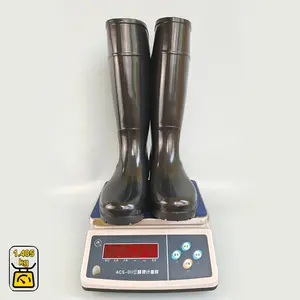 Vente en gros économique bon marché de chaussures de travail en caoutchouc pour hommes bottes de pluie hautes pour l'agriculture imperméables et antidérapantes pour hommes bottes de pluie de jardin en PVC noir