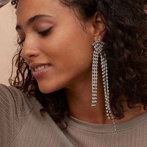 Boucles d'oreilles tendance 2024, style européen et américain, pour fête et mariage, polyvalentes, extra longues, série chaîne à griffes, à pampilles et strass effet diamant - Product Image 4