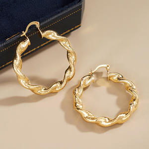 Orecchini a Cerchio Dorati E4445 Placcati in Oro 22k Alla Moda Unisex per Uso Quotidiano - Product Image 4