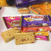 Biscuits sucrés, couche extérieure de sucre blanc, biscuits aux fruits secs et biscuits croustillants, sandwichs aux biscuits, petit-déjeuner et goûter