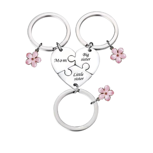 Porte-clés en acier inoxydable en forme de cœur avec motif floral, idéal pour les couples, les familles, ou comme cadeau d'anniversaire – Vente en gros - Product Image 1