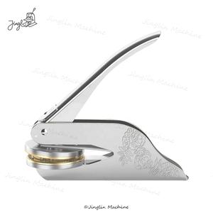 Vente en gros <span class=keywords><strong>Personnalisable</strong></span> Portable Auto-encreur Gaufrage Joint Timbre <span class=keywords><strong>Pince</strong></span> <span class=keywords><strong>à</strong></span> main avec Logo en relief pour le bureau Cadeaux d'affaires - Product Image 2