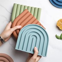 Vente en gros Tapis isolant antidérapant pour cuisine style moderne Porte-pot en silicone résistant à la chaleur Vaisselle de table Napperon Sous-verre