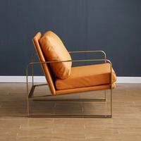 Fauteuil contemporain en cuir caramel avec base en métal laqué laiton pour chaises de salon