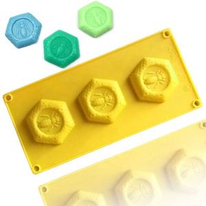 Moule en silicone 3D écologique à 3 cavités pour savon DIY, outil de pâtisserie pour enfants, forme nid d'abeille, OEM/ODM - Product Image 1