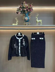 A11264 Completo da Donna in <span class=keywords><strong>Tweed</strong></span> Nero: Giacca Peplum con Ricami Bianchi e Gonna Midi - Elegante Outfit Formale per Ufficio/Cocktail - Product Image 3