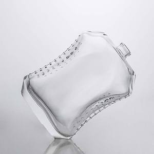 Bouteille à spiritueux en verre de forme irrégulière, la plus vendue, avec base épaisse, double tour de taille et design en relief, bouchon en liège, fabrication OEM - Product Image 3