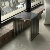 Table basse en acier inoxydable éthiopien de style nordique minimaliste moderne du milieu du siècle pour salon