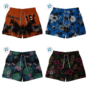 Pantalones cortos de malla de flora para entrenamiento deportivo con diseño de poliéster de verano, pantalones cortos florales tropicales personalizados, pantalones cortos de playa de secado rápido de 5 pulgadas para hombres - Product Image 3
