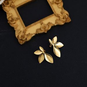 ต่างหูสแตนเลสกันน้ำ ชุบทอง 18k ต่างหูแบบติดหู ดีไซน์กลีบดอกไม้ใบไม้ สำหรับผู้หญิง วัยรุ่น และเด็กผู้หญิง - Product Image 2