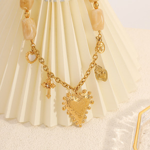 Collar con colgante de corazón de acero inoxidable, cadena de cuentas de resina chapada en oro de 18k para mujer, joyería de moda, cadena para suéter de otoño e invierno - Product Image 3