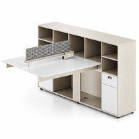 Poste de travail modulaire moderne avec écran de confidentialité, armoire de rangement haute, étagères ouvertes et accès aux câbles pour bureaux