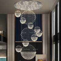 Villa de luxe, bâtiment duplex, salon vide, escalier, lustre, hall d'hôtel, lustre en cristal
