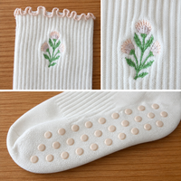 Chaussettes de yoga antidérapantes pour femmes avec bordure à volants élégante et broderie florale