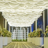 Rideau en maille lumineuse Muwei avec lumières LED - Voile en tulle souple et scintillant en spirale ROMANTIC pour la décoration de plafond, d'événements et de murs de mariage