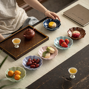 Plat en céramique en forme de fleur, petit bol en porcelaine pour cérémonie du thé, plateau à fruits, style simple - Product Image 4