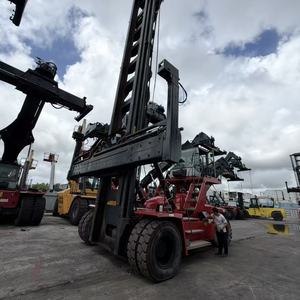 Apilador de contenedores vacíos de la famosa marca Kalmar, modelos DCT90 y DCF90, con motor Cummins, para operaciones de contenedores en el muelle. - Product Image 3
