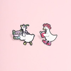 En gros, épingles et broches en métal à motifs de dessins animés, créatives et uniques, y compris des broches à thème de lecture de livres et des badges en métal mignons en forme de canard, pour vêtements et sacs - Product Image 2