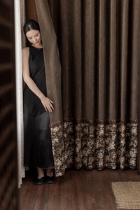 <span class=keywords><strong>Tende</strong></span> Oscuranti di Lusso in Ciniglia Marrone con Motivo Floreale e Orlo Decorato, <span class=keywords><strong>Tende</strong></span> Personalizzate <span class=keywords><strong>per</strong></span> Soggiorno - Product Image 2