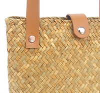 Vente en gros de sacs fourre-tout de vacances d'été mini sacs de voyage en paille tressée faits à la main pour femmes sac de plage en jonc de mer pour l'extérieur 2025