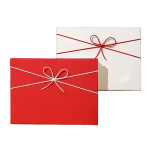 红色可回收围巾礼品盒，带印花标志纯色服装商务盒盖