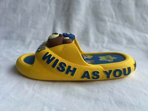 Ciabatte Gialle in EVA con Logo in Rilievo, Suola Ammortizzata, Punta Aperta, per Tutte le Stagioni, da Indossare in Casa - Product Image 2