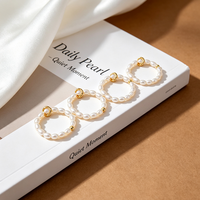 Elastischer Ring mit Metallschiebering, kleine reisförmige natürliche Süßwasserperlen, kupfervergoldet, im französischen High-End-Stil