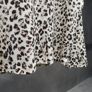 T-shirt à manches longues en tricot gaufré imprimé léopard personnalisé pour <span class=keywords><strong>homme</strong></span>, coupe oversize, col rond, streetwear, coton, tee-shirt graphique avec logo, fabricant - Product Image 4