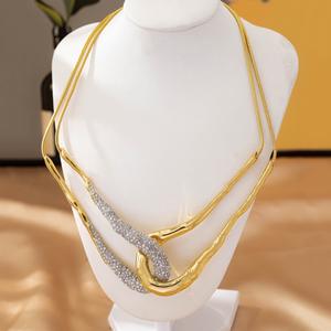 قلادة متشابكة فاخرة مطلية بالذهب مطعمة بالكريستال قلادة نسائية أنيقة من النحاس الأصفر متقاطعة مع خيوط قلادة قلادات للحفلات - Product Image 5