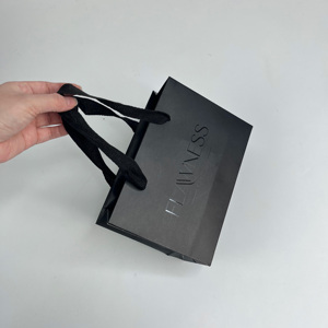 Sacs en papier noir personnalisés avec impression UV - Sacs shopping noirs mats de luxe avec poignées en tissu, sacs en papier de marque - Product Image 4