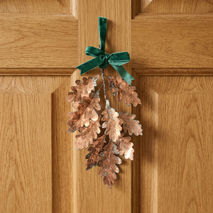 Guirnalda rústica hecha a mano con hojas de roble y lazo de terciopelo verde, adorno navideño sin iluminación, acabado metálico natural. - Product Image 3