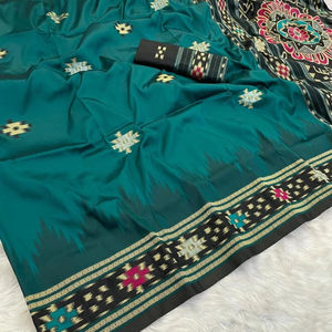 Tela de Seda Verde Pura Patola 001 para Blusa sin Coser para Mujer |   Colección de Tejidos Artesanales y Prendas Festivas con Precios al por Mayor - Product Image 1