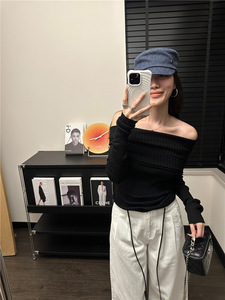 Haut tricoté en <span class=keywords><strong>laine</strong></span> mélangée à la mode <span class=keywords><strong>française</strong></span> pour femmes couleur unie une épaule hors épaule Logo sur le dos longueur courte pour l'automne - Product Image 3