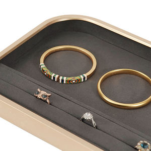 Plateau de présentation de bijoux personnalisé en microfibre avec cadre en métal doré pour bagues, colliers et pendentifs – Boîte de rangement pour bagues - Product Image 3