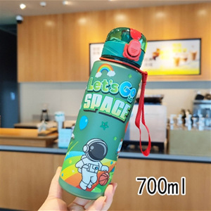 700mlのかわいい子供用漫画風宇宙飛行士デザイン、屋外スポーツ用プラスチック製ウォータータンブラーカップ、持ち運びに便利なロープ付き飲料ボトル - Product Image 6