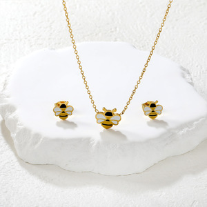 Ensemble de bijoux abeille plaqué or, collier et boucles d'oreilles avec pendentif insecte pour femmes, à porter au quotidien - Product Image 2