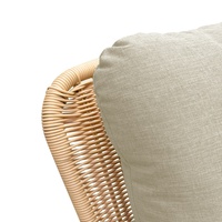 Fauteuil à bascule contemporain minimaliste en osier beige avec coussins en polyester doux et structure en bois durable pour terrasse et balcon